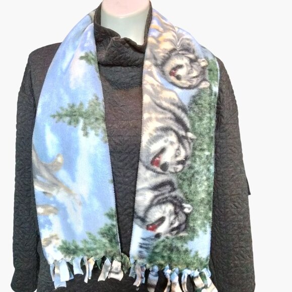 Fleece Winter Scarf Wolf Print Handmade Knotted Fringe Soft Warm Wildlife Scene - Picture 1 of 5
